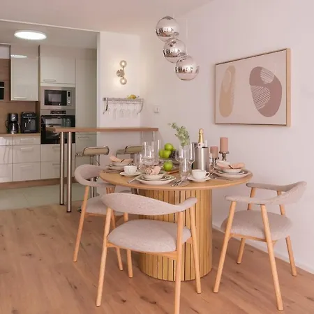 Homebase Modernes 4-sterne Mit Tiefgarage Im Zentrum דירה